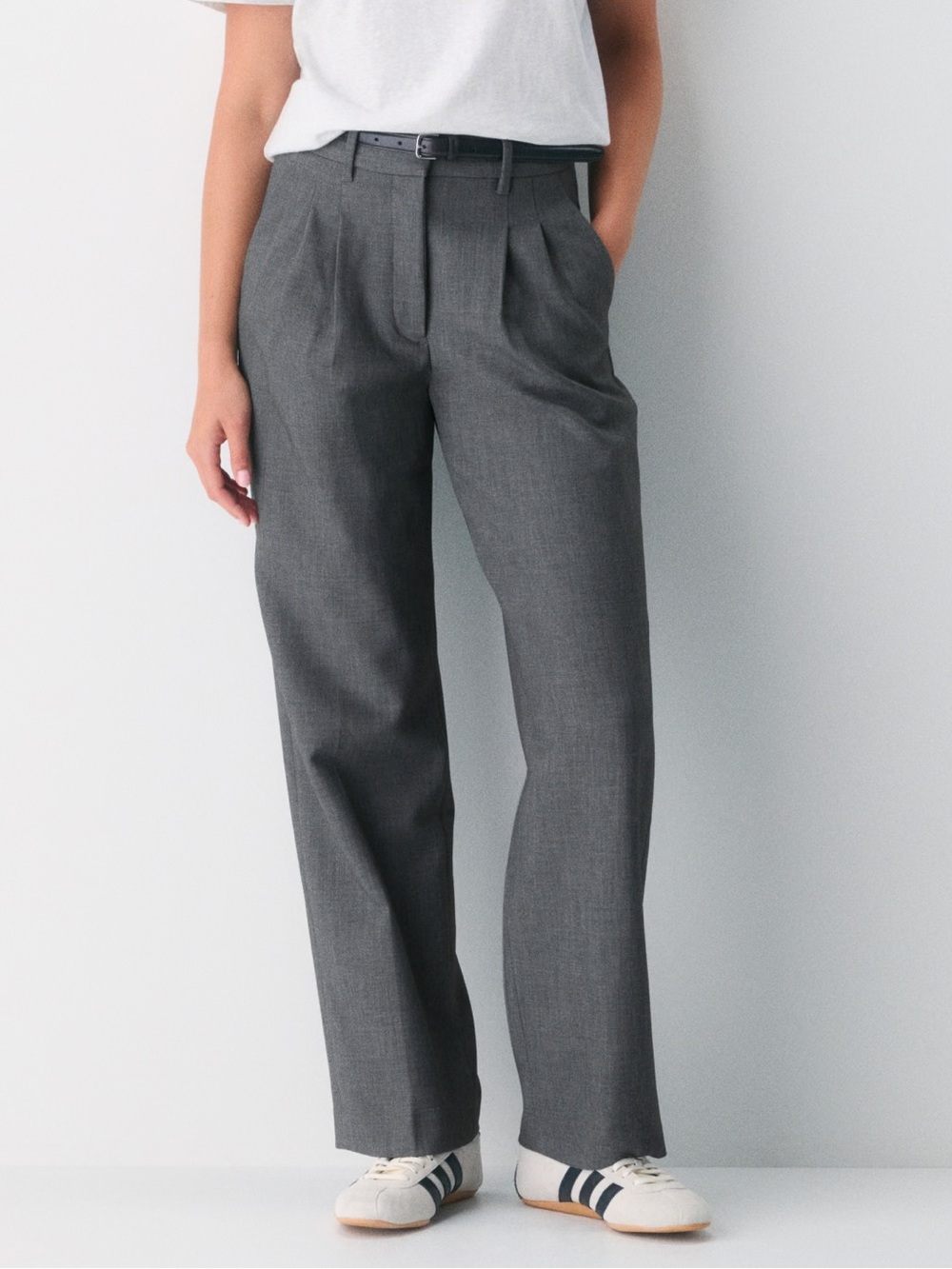 NWT Aritzia The Effortless Pants (Re)Fined in Grey